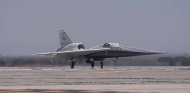 [서울=뉴시스] 미국 항공우주국(NASA)와 세계적 방산기업 록히드마틴이 공동 개발 중인 초음속 항공기 'X-59'가 공식 지상 활주 테스트를 시작했다.  (사진=NASA 유튜브 캡처) 2025.07.21 *재판매 및 DB 금지