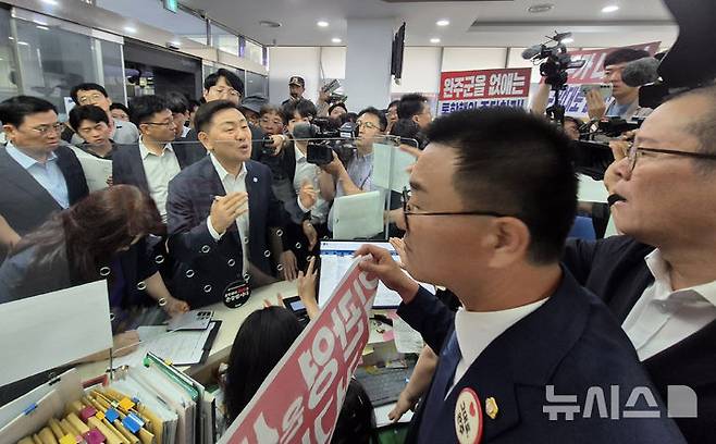 [완주=뉴시스] 김얼 기자 = 김관영 전북특별자치도지사가 21일 전북 완주군 삼례읍 행정복지센터를 방문해 전입신고를 하기 위해 순서를 기다리고 있다. 김관영 전북특별자치도지사는 완주-전주 통합을 위해 완주군으로 이사하며 주소지를 옮기고 완주군민들과 함께 소통하며 지내려는 취지로 완주군으로 전입 했다. 2025.07.21. pmkeul@newsis.com