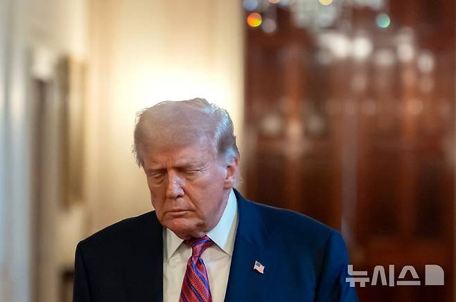 [워싱턴=AP/뉴시스] 도널드 트럼프 미 대통령이 지난 18일(현지 시간) 스테이블코인 관련 지니어스(GENIUS) 법에 서명하기 위해 백악관 집무실에 들어서며 어두운 표정을 짓고 있다. 취임 만 6개월을 맞은 트럼프 대통령의 지지율은 42%까지 떨어졌다. 2025.07.21.