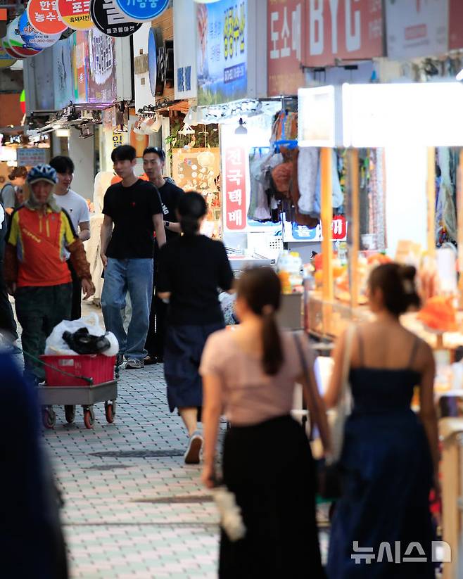 [제주=뉴시스] 우장호 기자 = 민생회복 소비쿠폰 1차 지급을 실시하는 21일 오전 제주시 일도1동 제주동문시장에 소비자들의 발걸음이 이어지고 있다. 행정안전부는 이날 오전 9시부터 온·오프라인을 통해 소비쿠폰 1차 지급 신청을 개시했다. 출생연도 끝자리를 기준으로 끝자리가 1과 6이면 월요일, 2와 7이면 화요일에 신청하는 방식이다. 2025.07.21. woo1223@newsis.com