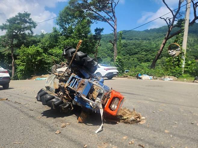 [산청=뉴시스] 서희원 기자= 21일 경남 산청읍 모고마을 입구 50m 지점에 경운기가 떠 내려왔다. 2025. 07. 21. shw1881@newsis.com *재판매 및 DB 금지