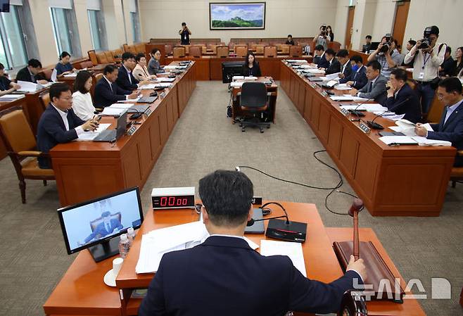 [서울=뉴시스] 김금보 기자 = 안호영 국회 환경노동위원회 위원장이 4일 오전 서울 여의도 국회에서 열린 환경노동위원회 전체회의에서 국무위원후보자(김성환 환경부장관, 김영훈 고용노동부장관) 인사청문회 실시계획서 안건을 상정하고 있다. 2025.07.04. kgb@newsis.com