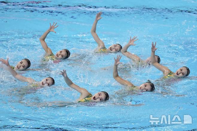[싱가포르=AP/뉴시스] 북한 선수들이 20일(현지 시간) 싱가포르에서 열린 2025 국제수영연맹(World Aquatics) 싱가포르 세계수영선수권대회 아티스틱 스위밍 여자 단체전 프리 부문 결승전을 치르고 있다. 2025.07.21.