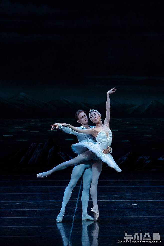 [서울=뉴시스]19일 서울 예술의전당에서 펼쳐진 '백조의 호수' 1막에서 다닐 심킨과 홍향기가 열연하고 있다. (사진=ⓒ유니버설발레_Lyeowon Kim 제공)
