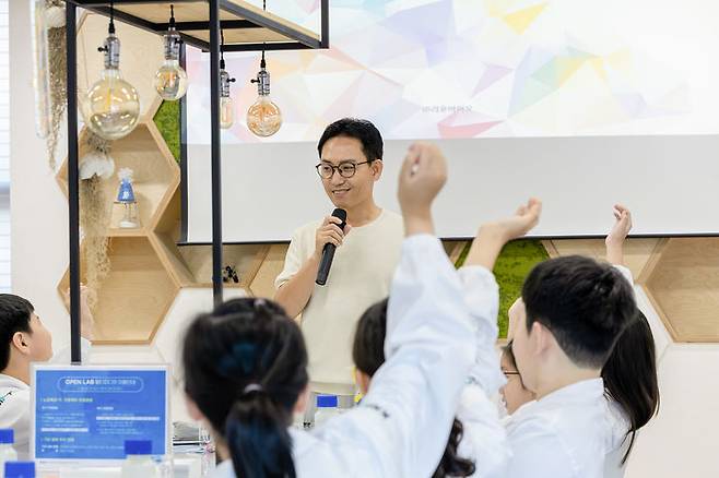 [대전=뉴시스] 청소년 화학 체험 프로그램인 '케미로와요' 참가생들에게 화학연 양경욱 대외협력실장이 프로그램 소개를 하고 있다. *재판매 및 DB 금지