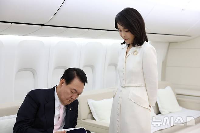 [서울=뉴시스] 대통령실이 지난 2022년 7월 3일 윤석열 전 대통령과 김건희 여사의 나토(NATO·북대서양조약기구) 정상회의 순방 사진을 추가 공개했다. 사진은 지난 2022년 6월 27일 스페인으로 향하는 공군 1호기에 있는 윤 전 대통령과 김 여사 모습. (사진=대통령실 제공) 2025.06.19. photo@newsis.com