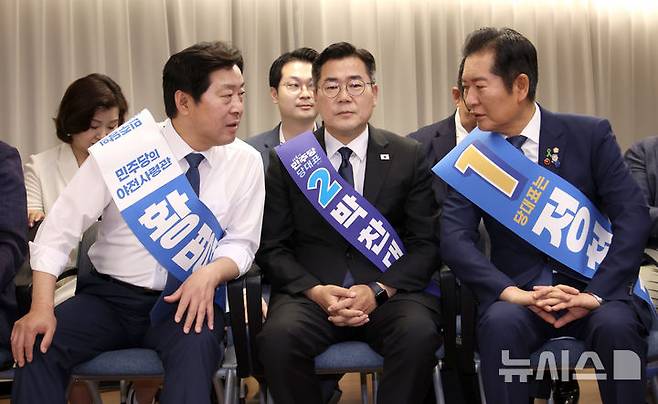 [서울=뉴시스] 김금보 기자 = 황명선(왼쪽) 더불어민주당 최고위원 후보와 정청래(오른쪽) 당대표 후보가 지난 20일 서울 여의도 더불어민주당 당사에서 열린 당대표 및 최고위원 선출을 위한 영남권 합동연설회에서 박찬대 당대표 후보를 사이에 두고 대화하고 있다. 2025.07.20. kgb@newsis.com