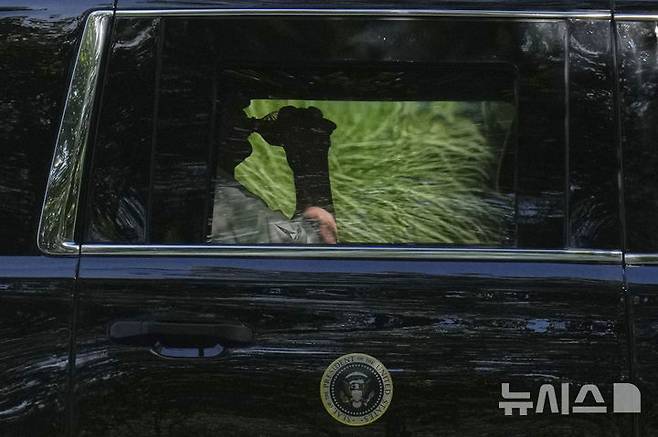 [스털링(미 버지니아주)=AP/뉴시스]도널드 트럼프 미 대통령이 20일(현지시각) 버지니아주 스털링의 트럼프 내셔널 골프클럽을 떠나면서 자동차 안에서 음료를 마시고 있다. 그는 취임 6개월 동안 관세 위협, 이민 단속 강화, 광범위한 감세 정책, 연방 정부 구조 개편을 위한 프로젝트 등으로 미국 동맹국과의 무역 관계 및 시장을 흔들었다고 영국 파이낸셜 타임스(FT)는 21일 보도했다. 게다가 이러한 변화의 상당 부분은 의회의 감독을 피해 행정명령을 통해 이뤄졌다. 2025.07.21.