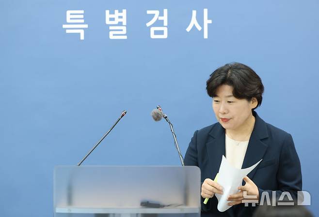 [서울=뉴시스] 황준선 기자 = 박지영 내란 특검 특검보가 15일 오후 특검 사무실이 마련된 서울 서초구 고등검찰청 기자실에서 정례 브리핑을 하고 있다. 2025.07.15. hwang@newsis.com