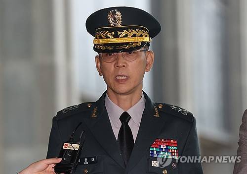 내란특검 출석하는 김용대 드론작전사령관 (서울=연합뉴스) 서명곤 기자 = 김용대 드론작전사령관이 지난 17일 내란특검 사무실이 마련된 서울 서초구 서울고검에 조사를 받기 위해 출석하며 미리 준비한 글을 읽고 있다.  2025.7.17 seephoto@yna.co.kr