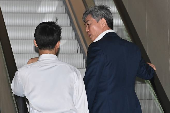 이종호 전 블랙펄인베스트 대표(오른쪽)가 21일 서울 종로구 KT광화문빌딩에 마련된 김건희 여사 관련 의혹을 수사 중인 민중기 특별검사팀 사무실에 출석하고 있다. 연합뉴스