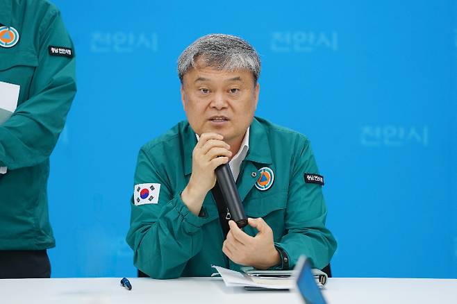 최광복 천안시 건설교통국장이 천안역사 증개축 사업 착공식 취소에 대해 설명하고 있다. 천안시 제공