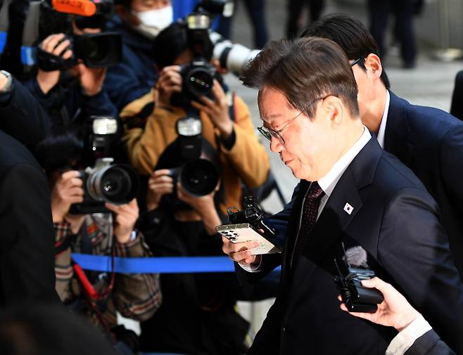 지난 4월 당시 더불어민주당 이재명 대선후보가 서울 서초구 서울중앙지방법원에서 열린 '대장동 배임·성남FC 뇌물' 1심 속행 공판에 출석하던 모습. 황진환 기자