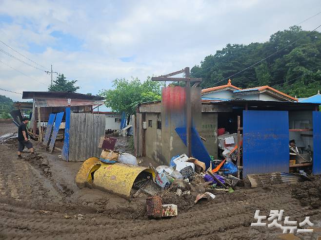 21일 오전 경기 가평군 조종명 대보1리 마을에서 한 주민이 물에 잠겼던 집을 복구하고 있다. 고무성 기자