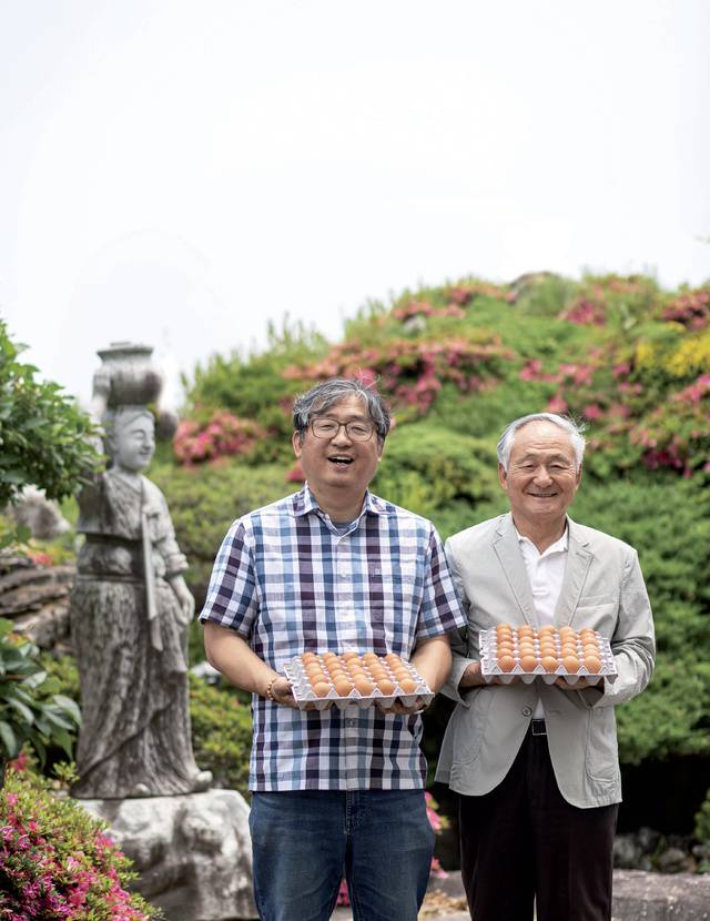 <산골농장> 이민희 대표(왼쪽)와 이상호 회장.