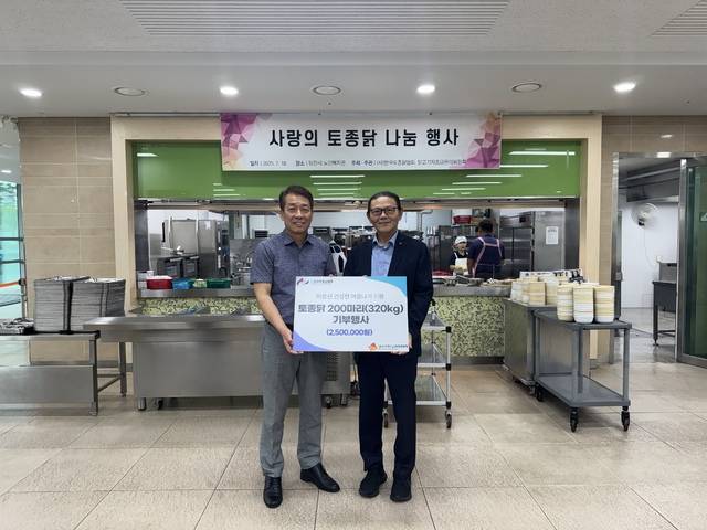 문정진 한국토종닭협회장(오른쪽)과 최태선 충남 당진시노인복지관장이 18일 토종닭 기부 피켓을 함께 들고 있다. 한국토종닭협회