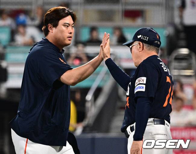 [OSEN=수원, 조은정 기자]3루를 가득 메운 이글스 팬들이 만루홈런을 외치자 진짜 만루홈런을 쳤다. 한화 야구가 미쳤다.프로야구 한화 이글스는 20일 수원KT위즈파크에서 열린 2025 신한 SOL뱅크 KBO리그 KT 위즈와의 시즌 11차전에서 10-0으로 승리했다.한화 류현진이 김경문 감독과 승리 하이파이브를 하고 있다.  2025.07.20