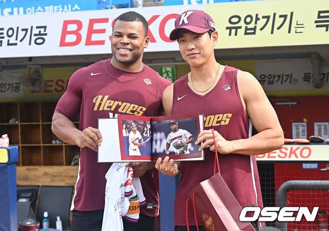 [OSEN=대구, 이석우 기자] 20일 대구삼성라이온즈파크에서 2025 신한 SOL 뱅크 KBO 리그 삼성 라이온즈와 키움 히어로즈의 경기가 열린다. 홈팀 삼성은 후라도가, 방문팀 키움은 알칸타라가 선발 출전한다. 키움 외국인 타자 카디네스의 부상 대체 외국인 선수 스톤 개랫이 환송식에서 송성문으로 부터 동료 선수들의 사인이 담긴 유니폼과 사진집을 받고 있다. 2025.07.20 / foto0307@osen.co.kr
