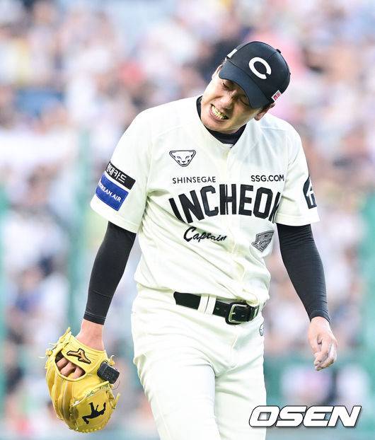 [OSEN=인천, 김성락 기자] 20일 인천 SSG랜더스필드에서 ‘2025 신한 SOL Bank KBO리그’ SSG 랜더스와 두산 베어스의 경기가 열렸다.SSG는 김광현, 두산은 곽빈을 선발로 내세웠다.6회초 2사 SSG 김광현이 두산 오명진의 안타에 아쉬워하고 있다.  2025.07.20 / ksl0919@osen.co.kr