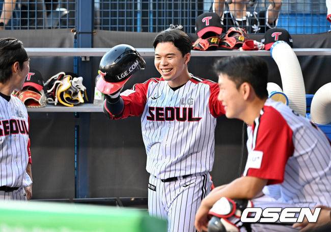 [OSEN=잠실, 민경훈 기자] 20일 오후 서울 잠실구장에서 ‘2025 신한 SOL BANK KBO리그’ LG 트윈스와 롯데 자이언츠의 경기가 열렸다.이날 경기에서 LG는 임찬규를, 롯데는 이민석을 선발투수로 내세웠다.1회말 1사 LG 문성주가 좌월 동점 솔로포를 때린 후 덕아웃에서 기뻐하고 있다. 2025.07.20 / rumi@osen.co.kr