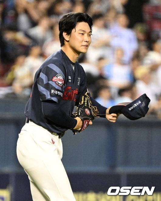 [OSEN=잠실, 이대선 기자] 19일 오후 서울 잠실야구장에서 2025 신한 SOL Bank KBO리그 LG 트윈스와 롯데 자이언츠의 경기가 열렸다.LG는 에르난데스, 롯데는 데이비슨을 선발 투수로 내세웠다.7회말 2사 2루에서 롯데 홍민기가 정훈에게 감사 인사를 하고 있다.  2025.07.19 /sunday@osen.co.kr