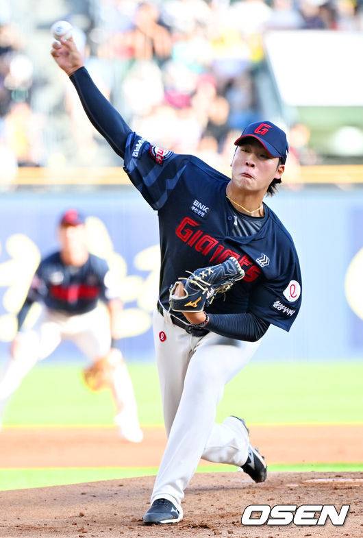 [OSEN=잠실, 민경훈 기자] 20일 오후 서울 잠실구장에서 ‘2025 신한 SOL BANK KBO리그’ LG 트윈스와 롯데 자이언츠의 경기가 열렸다.이날 경기에서 LG는 임찬규를, 롯데는 이민석을 선발투수로 내세웠다.롯데 선발 이민석이 마운드 위에서 힘차게 공을 뿌리고 있다. 2025.07.20 / rumi@osen.co.kr