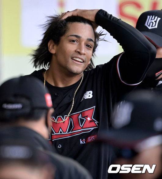 [OSEN=대구, 조은정 기자] 31일 오후 대구 삼성라이온즈파크에서 2021년 KBO리그 정규시즌 우승을 놓고 삼성 라이온즈와 KT 위즈의 ‘타이브레이커’ 경기가 열렸다.7회말 2사 2,3루 KT 선발 쿠에바스가 삼성 이원석을 삼진으로 돌려세우며 이닝을 마친 뒤 더그아웃에서 기뻐하고 있다. 2021.10.31 /cej@osen.co.kr