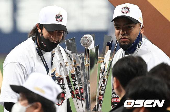 [OSEN=고척, 이대선 기자] KT 위즈가 창단 첫 한국시리즈 우승을 차지했다.KT는&nbsp;18일 서울 고척 스카이돔에서 열린 한국시리즈 4차전 두산과의 경기에서 8-4로 승리했다.&nbsp;이로써 KT는 1~4차전을 모두 승리하면서 4전승 퍼펙트 우승을 달성했다. 7년 연속 한국시리즈에 진출한 두산은 역대 9번째로 4전패 준우승 팀이 됐다.&nbsp;KT 쿠에바스와 데스파이네가 트로피를 들고 기념촬영을 하고 있다. 2021.11.18 /sunday@osen.co.kr