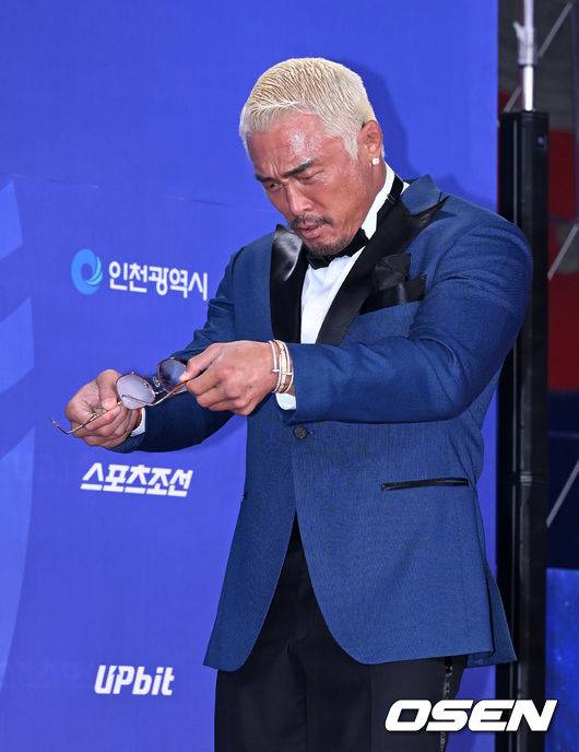 자동차 안팎의 온도차 떄문에 김서린 안경