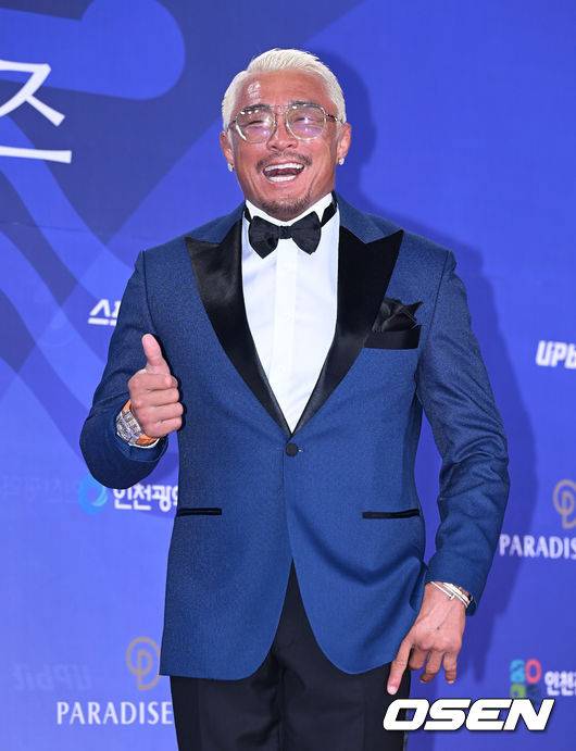 레드카펫 위에서도 '아조씨' 매력 추성훈 'MC배 고마워'