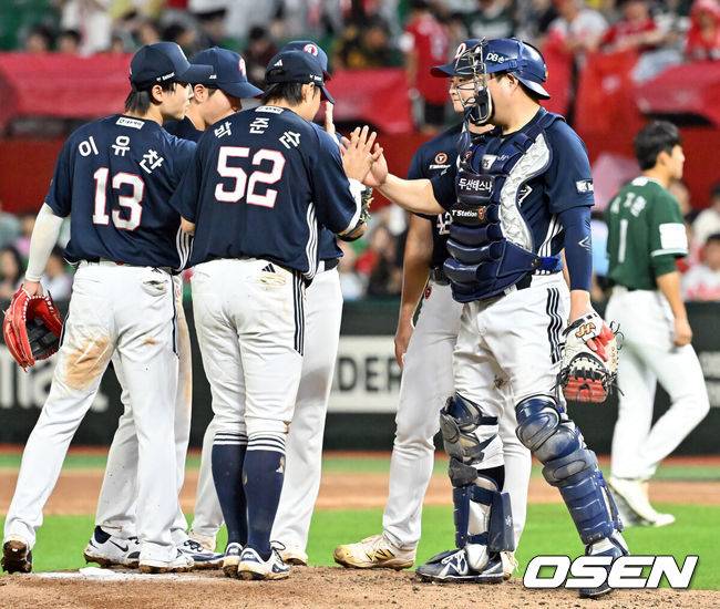 [OSEN=인천, 민경훈 기자] 19일 인천 SSG랜더스필드에서 ‘2025 신한 SOL Bank KBO리그’ SSG 랜더스와 두산 베어스의 경기가 열렸다. 이 경기에서 두산은 김재환 김동준 오명진의 홈런에 힘입어 SSG에 5-0 완승을 거뒀다. 두산 선발 콜어빈은 5이닝 무실점을 기록하며 시즌 7승(7패)에 성공했다.경기를 마치고 두산 선수들이 마운드 위에서 하이파이브를 하고 있다. 2025.07.19 /rumi@osen.co.kr
