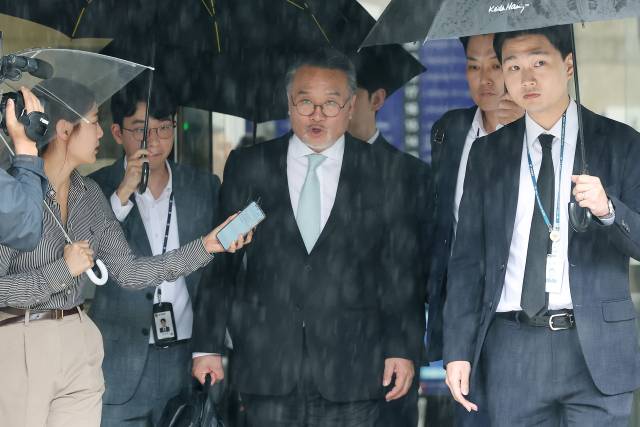 ▲주가조작 의혹으로 김건희 여사 관련 의혹을 수사하는 민중기 특별검사팀의 조사를 받은 이일준 삼부토건 회장이 17일 서울중앙지법에서 구속 전 피의자 심문(영장실질심사)을 마친 뒤 법정을 떠나고 있다. 특검팀은 지난 14일 법원에 낸 삼부토건 이 회장, 조성옥 전 회장, 이응근 전 대표, 이기훈 부회장의 구속영장 청구서에 이들이 챙긴 부당이득이 369억원에 달한다고 적시한 것으로 알려졌다. ⓒ연합뉴스