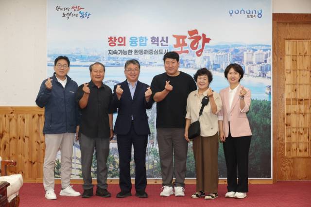▲21일 포항시청 대외협력실에서 장상길 부시장이 유튜버 흥삼이네와 향후 시정 홍보 활동 협력 강화를 논의했다.ⓒ포항시 제공