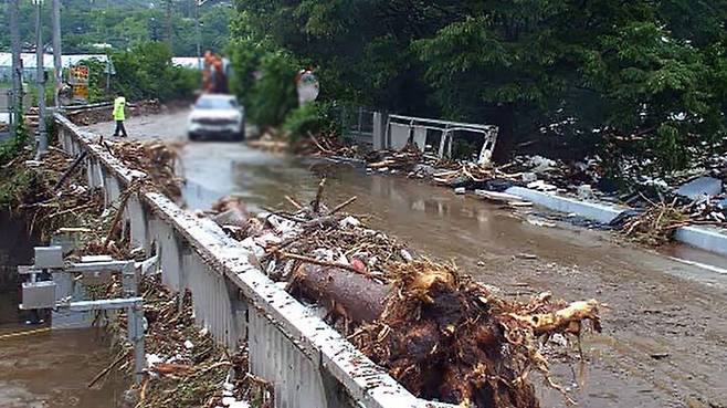 가평 조종천 월류한 대보교 (사진=한강홍수통제소 CCTV 캡처, 연합뉴스)