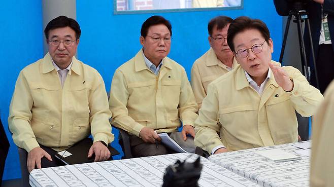 이재명 대통령이 21일 경남 산청군 산청읍 행정복지센터 인근에 마련된 호우 피해 통합지원본부를 방문해 발언하고 있다.