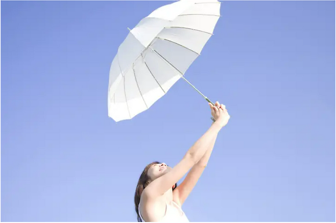 자외선 차단 노력이 이제는 건강을 지키기 위한 필수 습관으로 자리 잡고 있다. 게티이미지