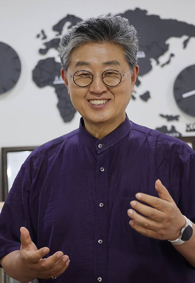 곽수광 국제푸른나무 이사장이 17일 서울 강남구 사무실에서 가진 세계일보와의 인터뷰에서 “남북 간 인도적 교류·협력은 한반도 민족&nbsp;공동체의 상생을 위해 필수적”이라고 말하고 있다. 이재문 기자&nbsp;&nbsp;