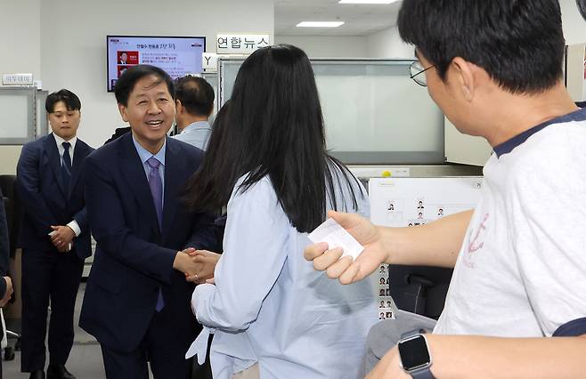 구윤철 부총리 겸 기획재정부 장관이 21일 정부세종청사 기재부 기자실을 찾아 출입 기자들과 인사를 나누고 있다.&nbsp; &nbsp; 연합뉴스