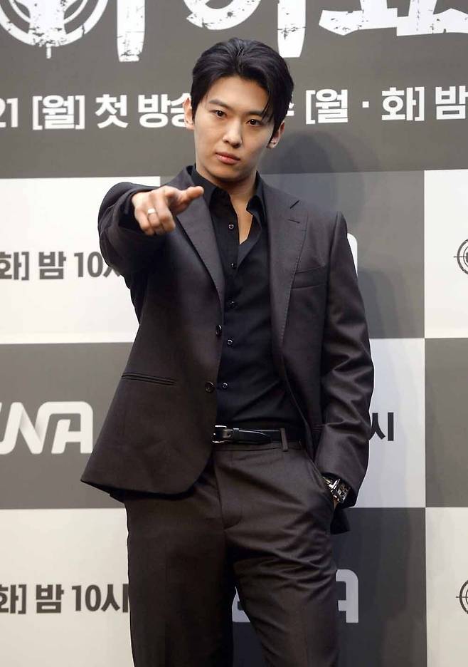 배우 김진영(덱스)이 21일 서울 마포구 스탠포드 호텔코리아에서 열린 ENA 드라마 '아이쇼핑(오기환 감독)' 제작발표회에서 질문에 답하고 있다. 사진=스포츠월드 김두홍 기자