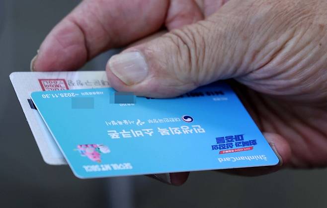 한 시민이 21일 서울 동대문구 용두동 주민센터에서 민생회복 소비쿠폰 카드를 발급받고 있다. 허정호 선임기자