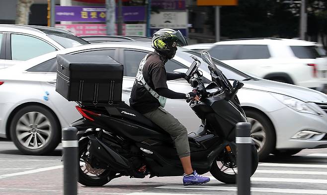 지난 4일 대구 수성구 달구벌대로에서 한 배달라이더가 오타바이를 타고 지나고 있다. 뉴스1