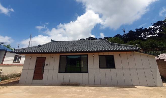 리모델링을 완료한 이원면 포지리의 주택. 군 제공