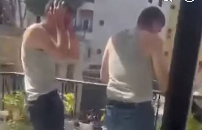 드루즈 청년들이 무장 세력의 강요 속에 건물 발코니에서 뛰어내리기 전에 괴로워하고 있다. 출처=제난 무사 엑스