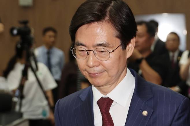 조경태 국민의힘 의원이 21일 서울 여의도 국회 소통관에서 당대표 출마 기자회견을 하기 위해 발언대로 향하고 있다. 2025.7.21 연합뉴스