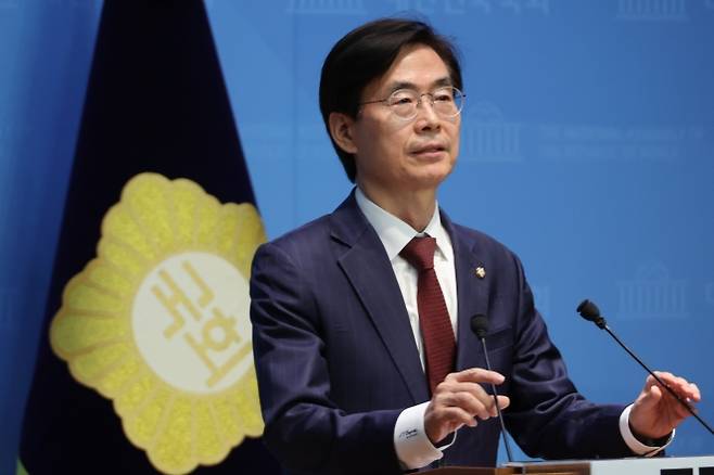 조경태 국민의힘 의원이 21일 서울 여의도 국회 소통관에서 당대표 출마 의사를 밝히는 기자회견을 하고 있다. 2025.7.21 연합뉴스