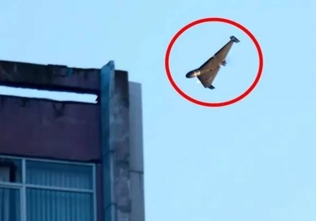 지난달 17일  러시아군이 발사한 드론이 우크라이나 키이우의 한 건물로 향하고 있다. AP 연합뉴스