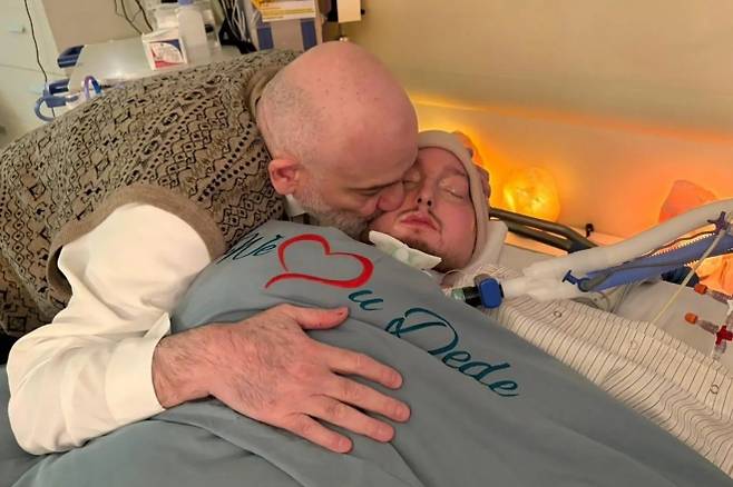 아버지 칼리드 빈 탈랄 알사우드 왕자(왼쪽)와 아들 알왈리드 빈 칼리드 빈 탈랄 왕자. 소셜미디어 캡처