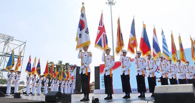 2024년 9월 11일 오전 인천 중구 8부두에서 열린 제74주년 인천상륙작전 전승행사에서 참전국(22개국) 국기가 입장하고 있다. 연합뉴스