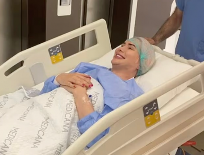 한국의 여성 아이돌 스타처럼 보이기 위해 무려 70만 달러를 쓰고 32차례의 성형 수술을 받은 영국 남성 올리 런던(35)이 과거 성형 수술을 받으러 가며 행복한 표정을 지속 있다. 데일리메일 제공