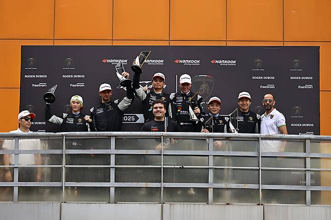 포디엄에 오른 이정우와 피터가 다른 선수들과 함께 포즈를 취하고 있다. 사진: 김학수 기자